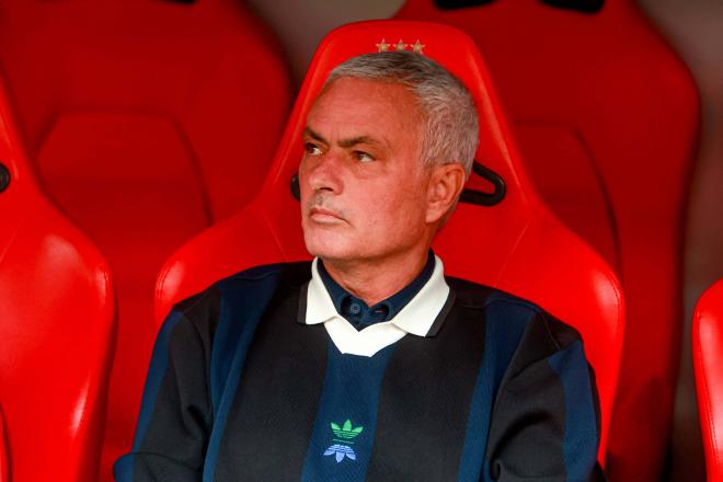 José Mourinho, en el banquillo del Benfica (FOTO: Europa Press).