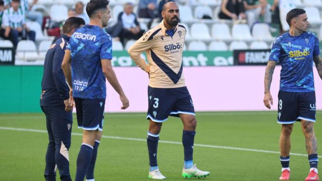 Fali Jiménez calienta con el Cádiz CF (Foto: LALIGA).