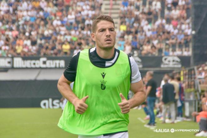 Manu Vallejo, en un calentamiento del AD Ceuta (FOTO: LALIGA).