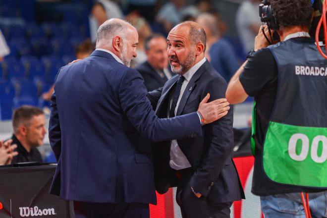 Pablo Laso y Chus Mateo se saludan como rivales. Fuente CordonPress.