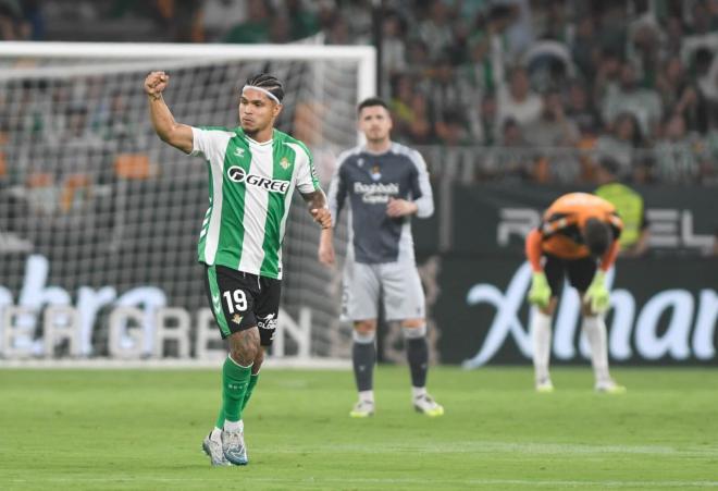 Cucho Hernández celebra su gol en el Betis - Real Sociedad (Foto: Kiko Hurtado).