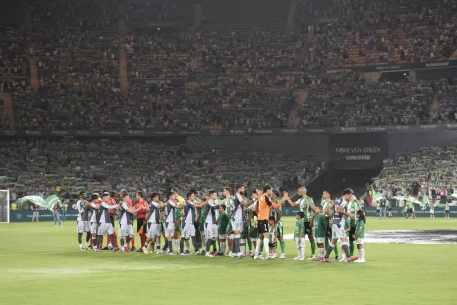 Los dos equipos antes del inicio del Betis - Real Sociedad (Foto: Kiko Hurtado).