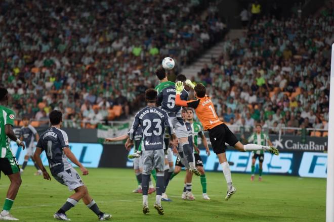 Ez Abde y Álex Remiro, en la jugada del 2-1 (Foto: Kiko Hurtado).