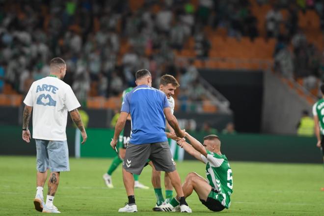 Diego Llorente levanta a Pablo García del suelo tras su fallo (Foto: Kiko Hurtado).