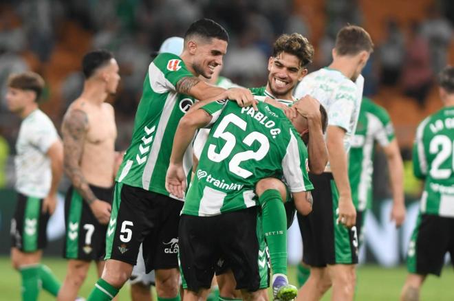 Marc Bartra y Ez Abde bromean con Pablo García tras su fallo (Foto: Kiko Hurtado).