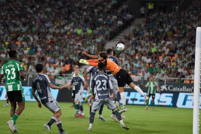 Ez Abde y Álex Remiro, en la jugada del 2-1 (Foto: Kiko Hurtado).