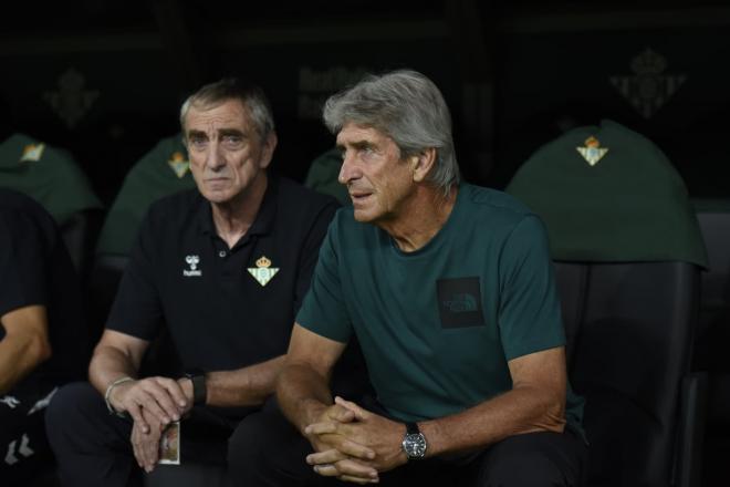 Manuel Pellegrini y Rubén Cousillas, en el Betis - Real Sociedad (Foto: Kiko Hurtado).