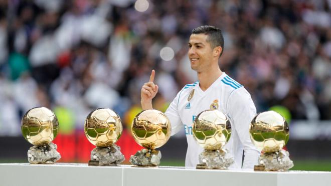 Cristiano Ronaldo presenta sus 5 Balones de Oro al Bernabéu (Cordon Press)
