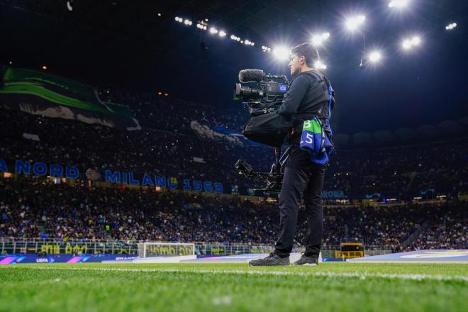 Cámara de televisión en San Siro durante el partido de Champions del Inter (Foto: CordonPress).
