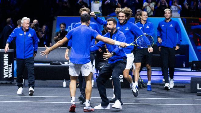 Carlos Alcaraz y el Equipo Europa celebrando una victoria en la Laver Cup 2024 (Cordon Press)