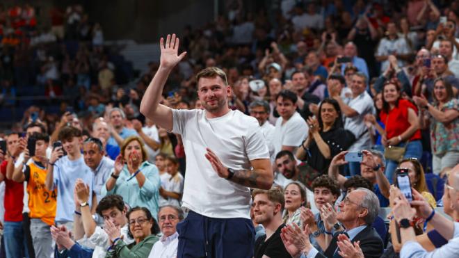 Luka Dončić viendo un partido del Real Madrid junto a Florentino Pérez (Cordon Press)