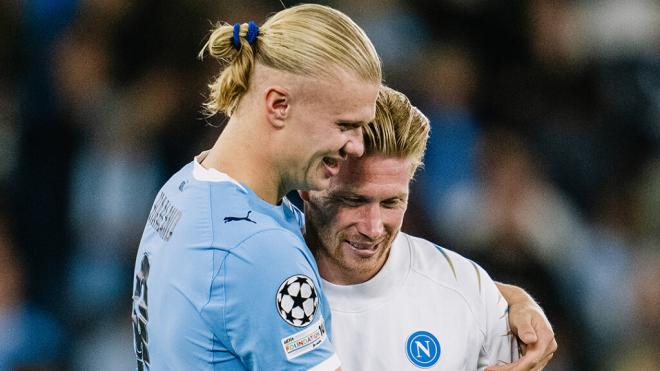 Erling Haaland junto a Kevin De Bruyne (Manchester City)