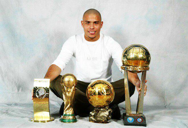 Ronaldo Nazário con sus trofeos de 2002 (Fuente: 'X' @InvictosSomos)