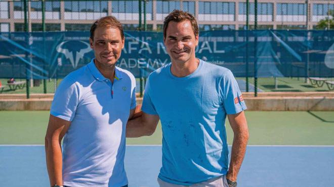 Rafa Nadal y Roger Federer posan en la academia del manacorí.