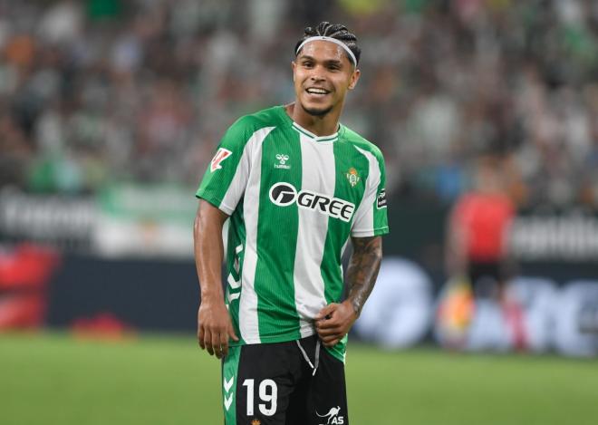 Cucho Hernández, ante la Real Sociedad (Foto: Kiko Hurtado)