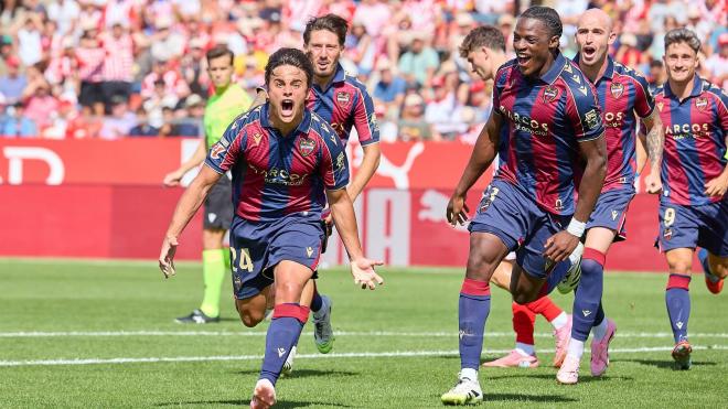 Carlos Álvarez y Etta Eyong celebran un gol en el Girona - Levante (Foto: LALIGA).