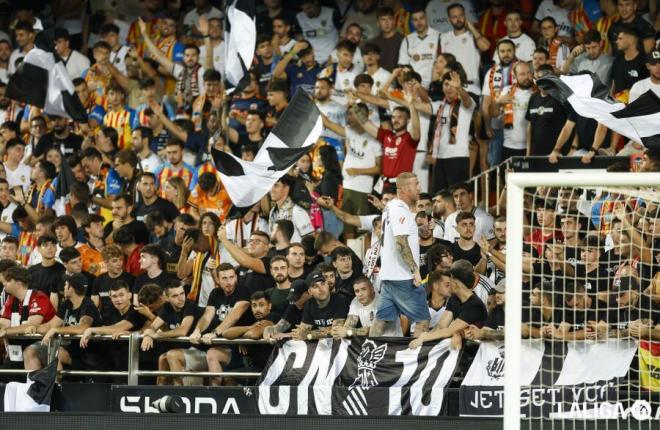 Tomás Ribera en la Curva Nord (Foto: LALIGA)