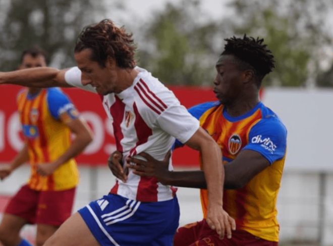 El VCF Mestalla vuelve a perder tras adelantarse en el marcador (Foto: Barbastro)