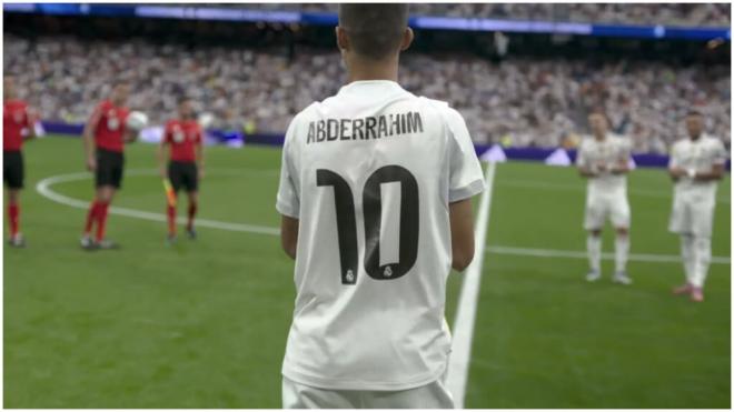 Abderrahim Ouhida haciendo el saque de honor en el Santiago Bernabéu. (Movistar)