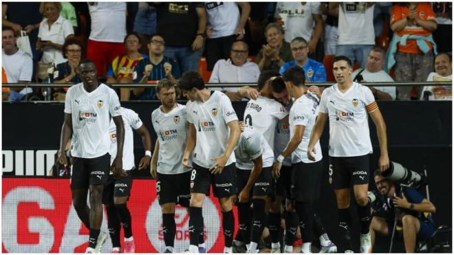 El Valencia celebra el gol de Santamaria. (LaLiga)