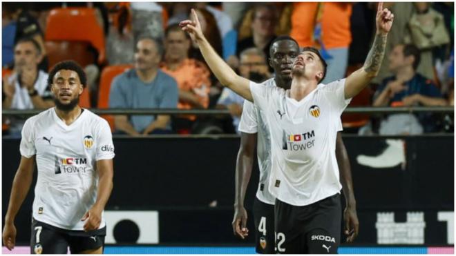 Santamaria celebra su primer gol con el Valencia en Mestalla. (LaLiga)