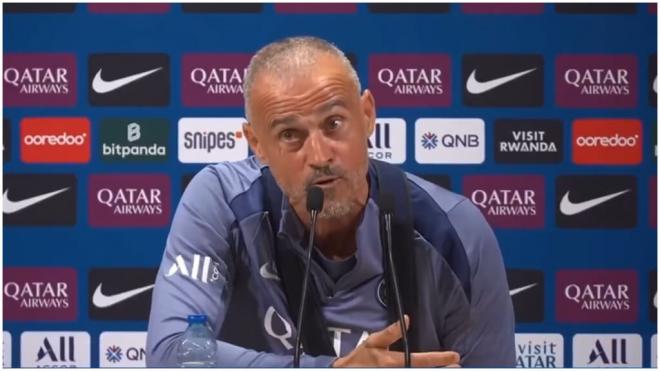 Luis Enrique cantando a Dembelé en rueda de prensa. (@lasource75006)
