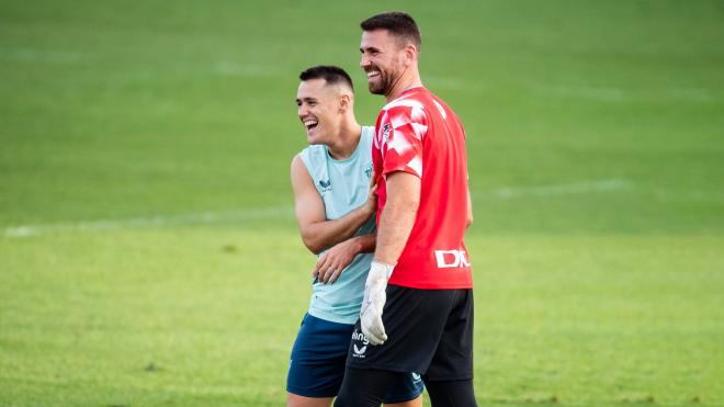 Risas de Urko Izeta y el meta Unai Simón entrenando en Lezama (Foto: Athletic Club).