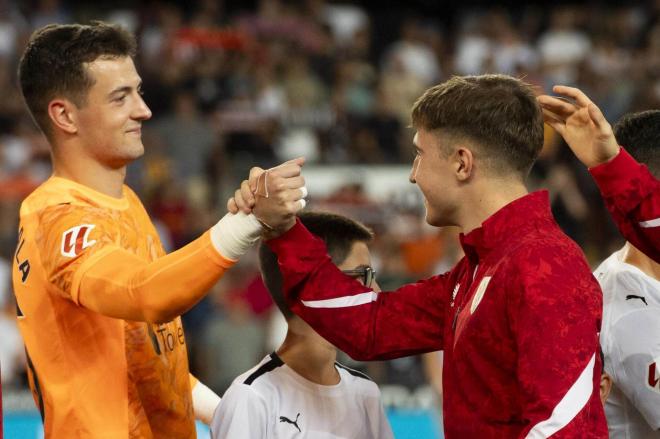 Saludo del meta Julen Agirrezabala y Mikel Jauregizar en Mestalla (Foto: Athletic Club).