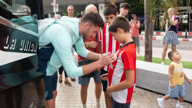 Aymeric Laporte firma autógrafos a niños athleticzales (Foto: Athletic Club).