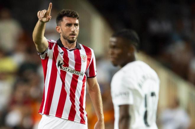 Aymeric Laporte ordena en Mestalla ante el Valencia (Foto: Athletic Club).