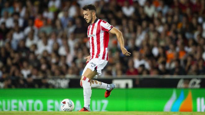 El central Aitor Paredes la juega en Mestalla ante el Valencia (Foto: Athletic Club).