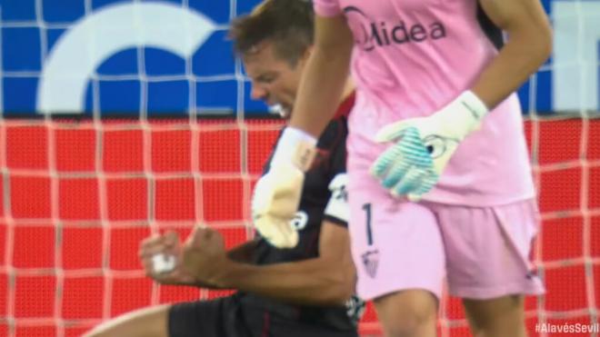 César Azpilicueta, celebrando un despeje.