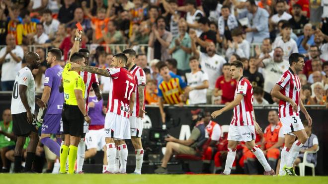 Tarjeta roja a Dani Vivian en Mestalla ante el Valencia (Foto: Athletic Club).