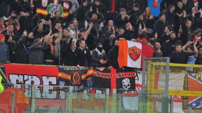 Ultras del Atlético de Madrid, con banderas de la Roma.