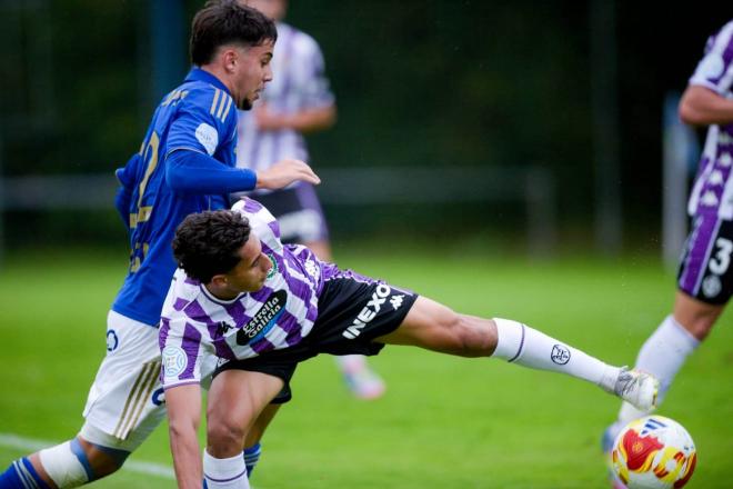 Riki pugna por un balón en El Requexón (Foto: Real Valladolid).