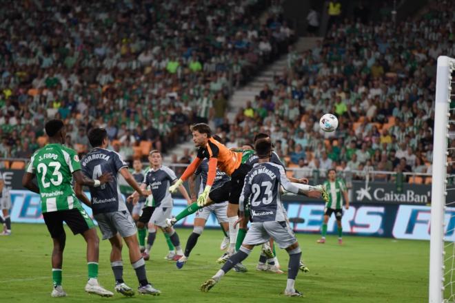 Error de Álex Remiro y gol del Betis a la Real Sociedad (Foto: Kiko Hurtado).