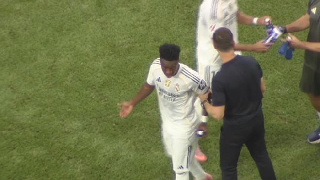 Xabi Alonso hablando con Vinicius Jr (Foto: ElDesmarque)