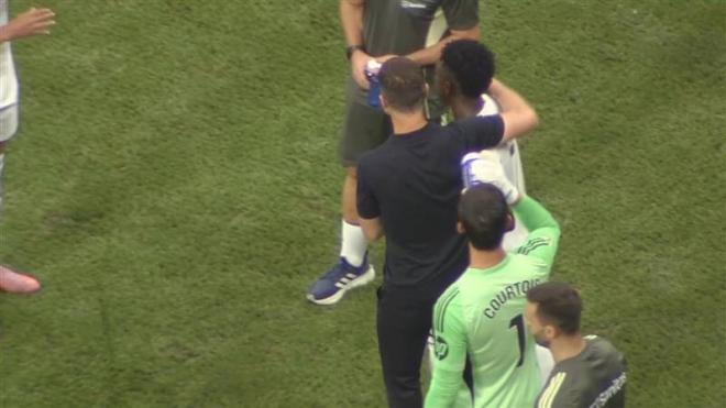 Xabi Alonso hablando con Vinicius Jr (Foto: ElDesmarque)