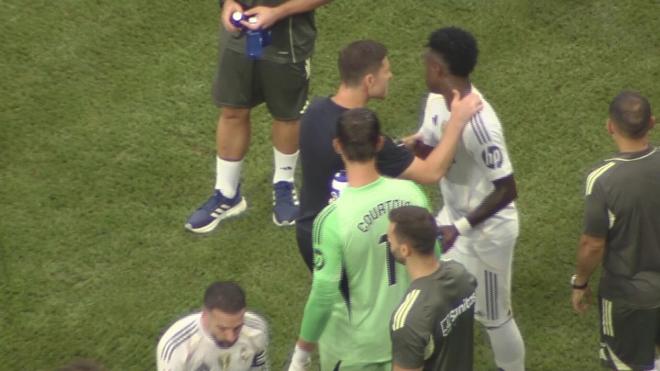 Xabi Alonso hablando con Vinicius Jr (Foto: ElDesmarque)
