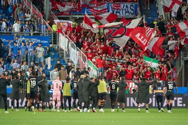 La plantilla del Sevilla agradece el cariño al público (Foto: Cordon Press).