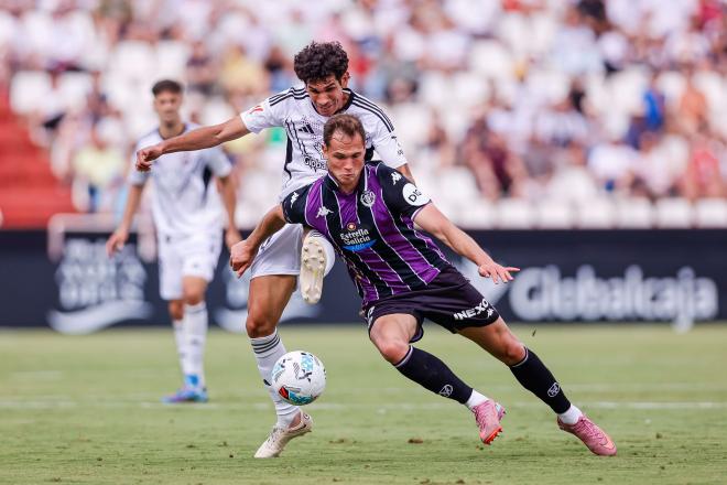 Jesús Vallejo derriba a Juanmi Latasa en el Albacete - Real Valladolid (Foto: LALIGA).