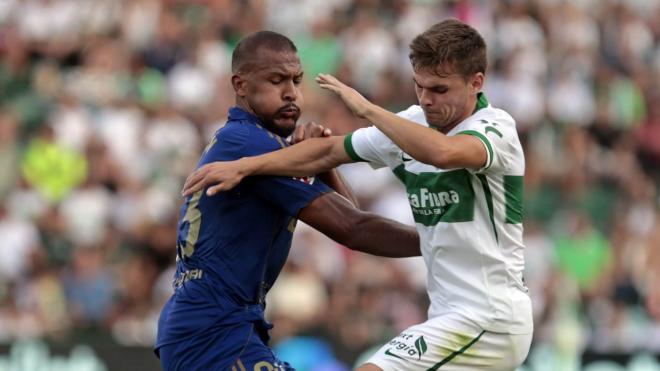 Salomón Rondón pugna con un rival en el Elche - Oviedo (Foto: LALIGA).