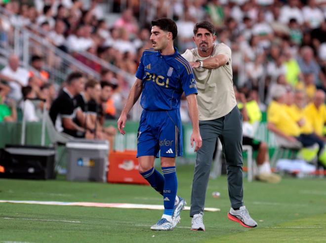 Veljko Paunovic consuela a Nacho Vidal, lesionado en el Elche - Oviedo (Foto: LALIGA).