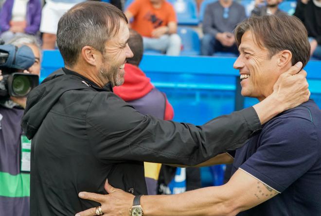 Matías Almeyda, saludando a Coudet (Foto: EFE).