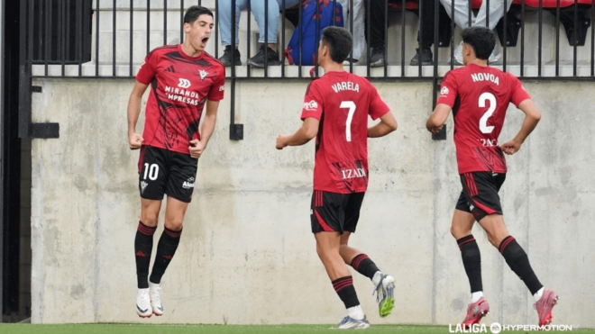 Carlos Fernández celebra un gol en el Andorra-Mirandés (Foto: LaLiga).