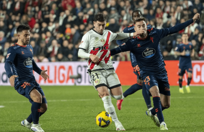 Fran Beltrán y Óscar Mingueza ante Embarba (Foto: LaLiga).
