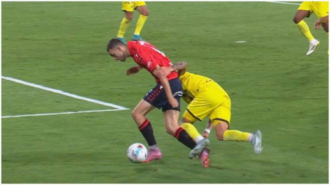 La acción sobre Raúl García que genera polémica en el Osasuna. (@ArchivoVAR)