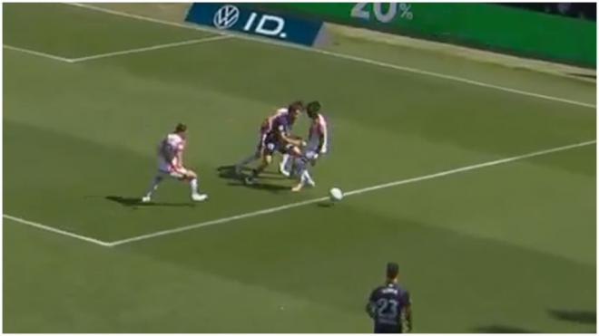 El caño de Javier Rueda a Pathé Ciss. (@LaLiga)