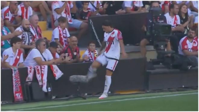 Pacha Espino golpeando un micrófono tras ser sustituido en Vallecas. (@MovistarFutbol)
