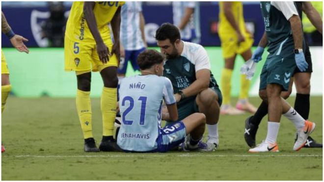 Adrián Niño cae lesionado ante el Cádiz. (LaLiga Hypermotion)